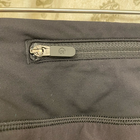 Lululemon black shorts size 8 - Picture 5 of 5